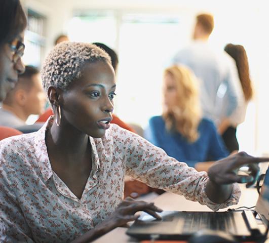 Photo d'illustration. Femmes et technologie.